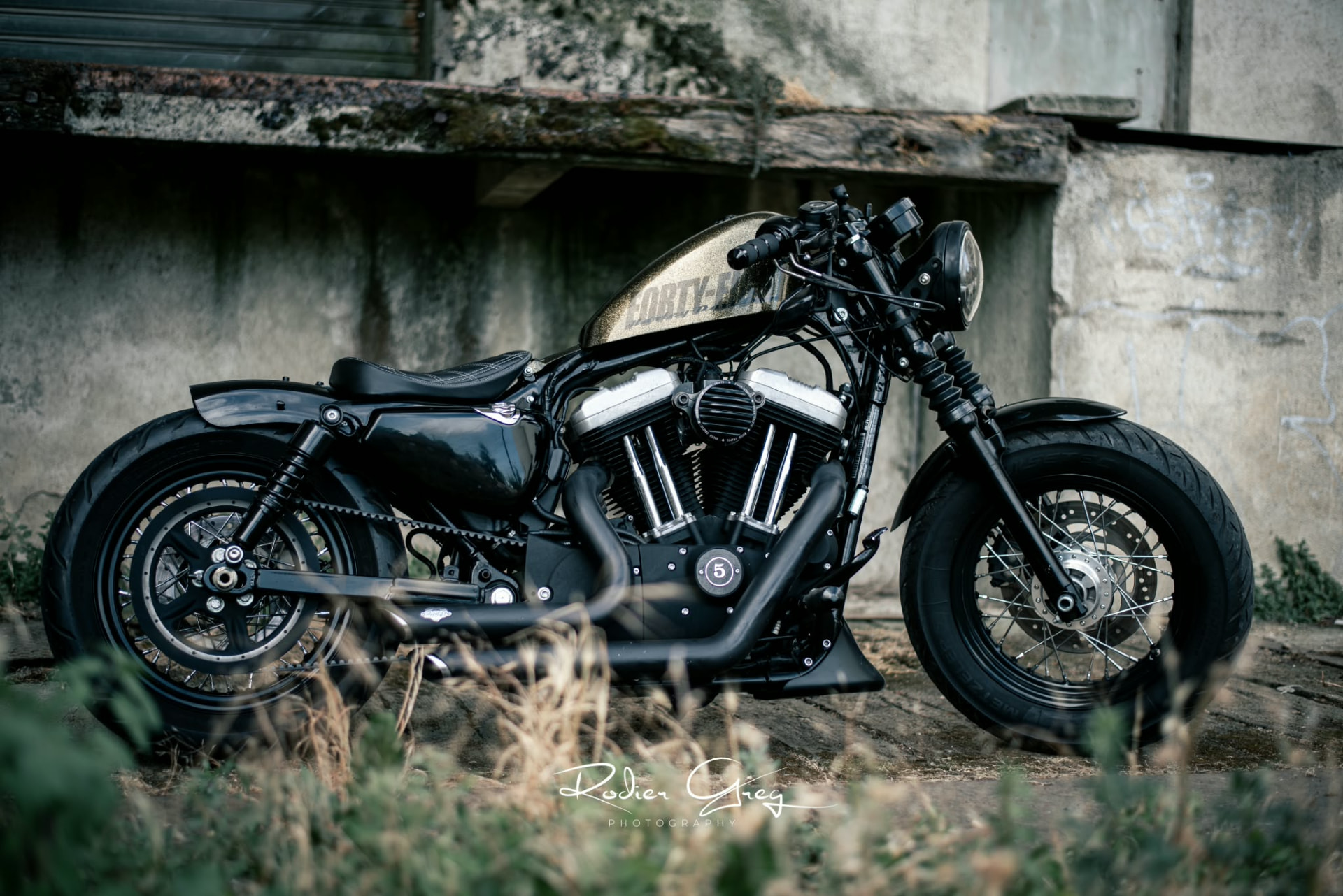 Harley-Davidson Forty-Eight devant un mur en béton